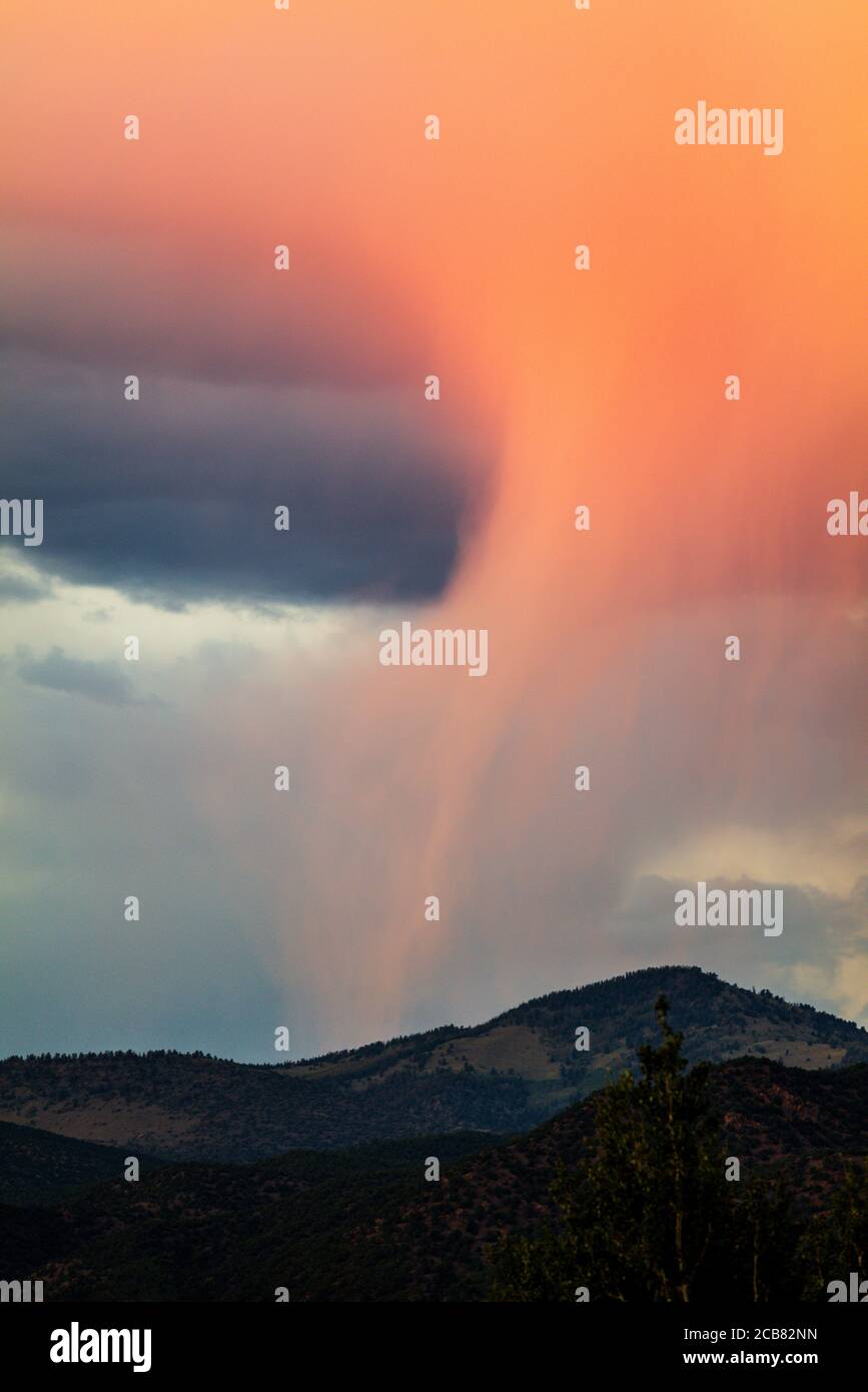 I pendii rosa riflettono il tramonto sulle Montagne Rocciose; Salida; Colorado; USA Foto Stock