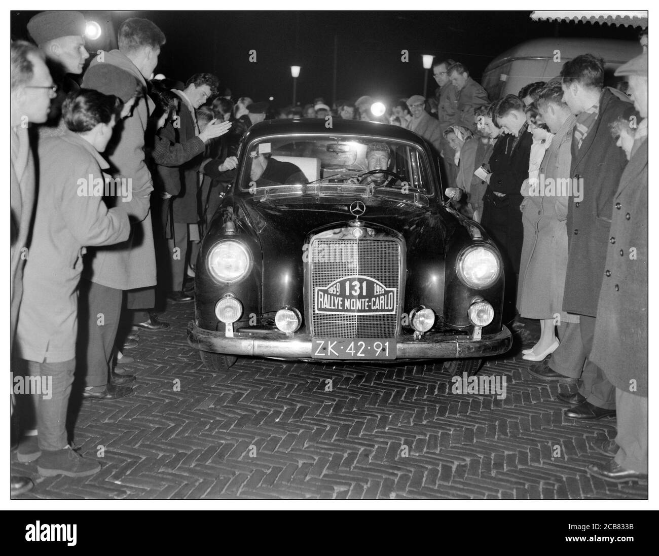 1959 Monte Carlo Rally Hans Tak in una Mercedes 220S Berlina B&W in serata Rally vinto da Paul Coltelloni In una Citroen DS 19 Foto Stock