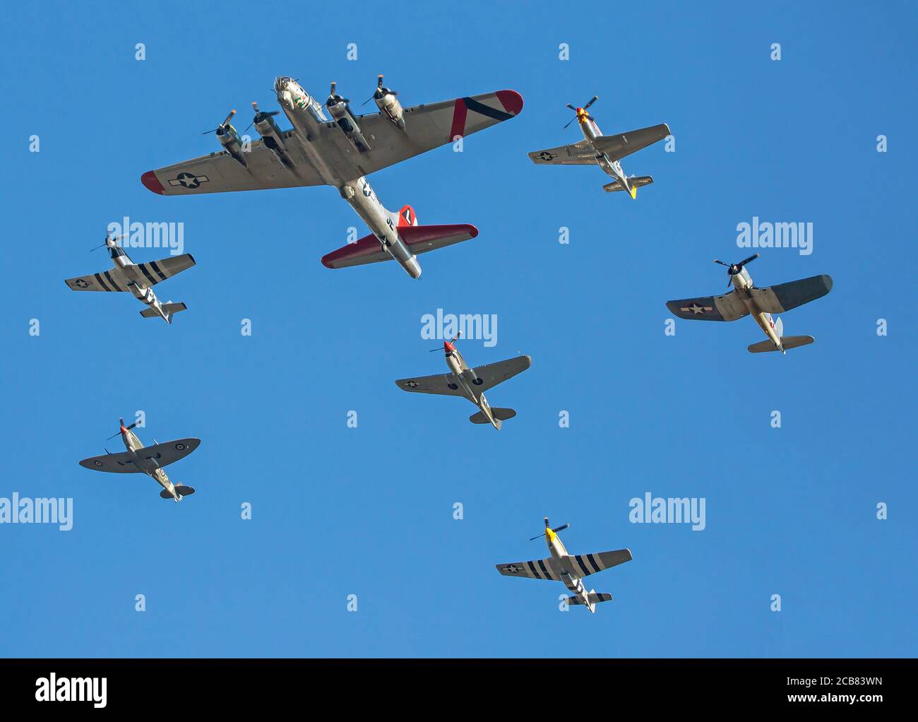 Gli aerei della seconda Guerra Mondiale volano in formazione contro un cielo blu profondo al Warbirds Over Monroe Air Show a Monroe, Carolina del Nord. Foto Stock