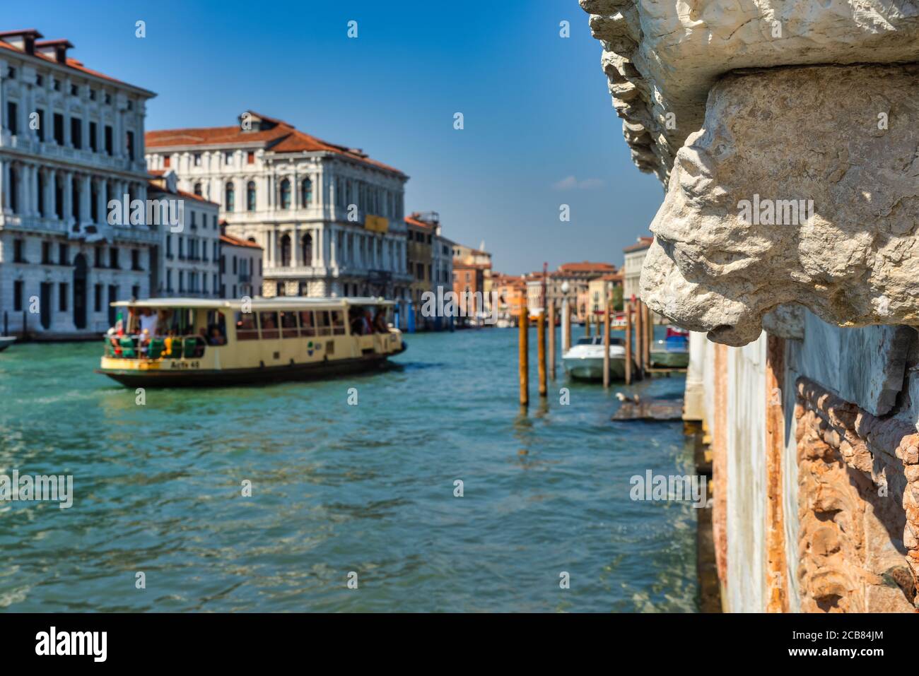 Canal Grande con vaporetto, Venezia, Veneto, Italia Foto Stock