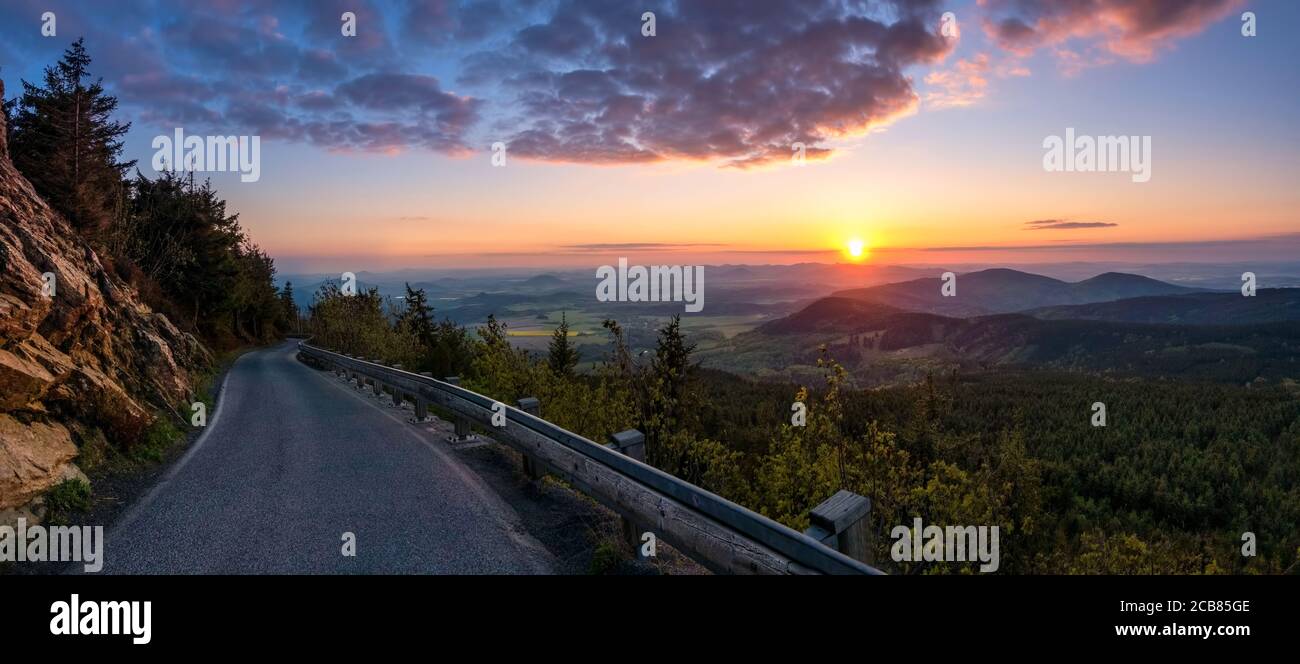 Tramonto all'alba sulla città di Liberec, repubblica Ceca. Gestato. Vista del sentiero che conduce al sole.. Montagne Jizerske e Liberec. Foto Stock