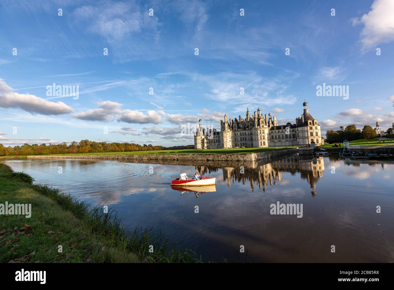 Turistico in barca guardando il Château de Chambord, Chambord, Loir-et-Cher, Francia, Foto Stock