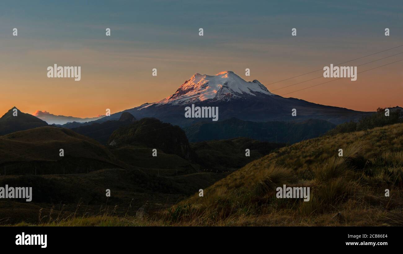 Vista panoramica del vulcano Antisana all'alba dal Altopiani di Papallacta nelle Ande ecuadoriane Foto Stock