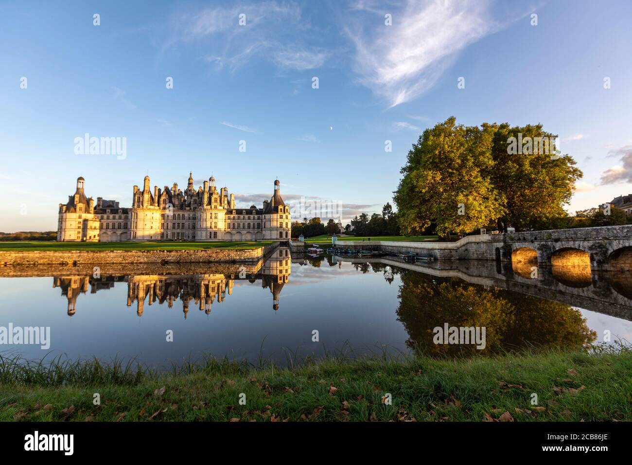 Riflessione di Château de Chambord al tramonto, Chambord, Loir-et-Cher, Francia, Foto Stock