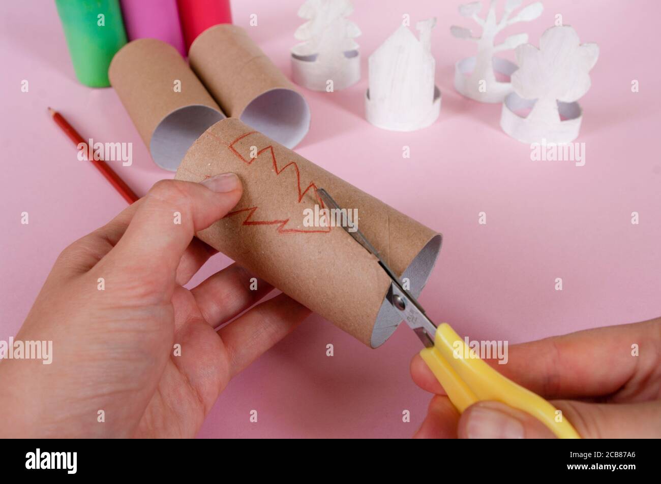 Come fare alberi, decorazione. Attività quotidiane, fai da te per i bambini, zero rifiuti, giocattoli ecologici a mano fatti da rotolo di carta.4 passo tagliare l'albero. Foto Stock