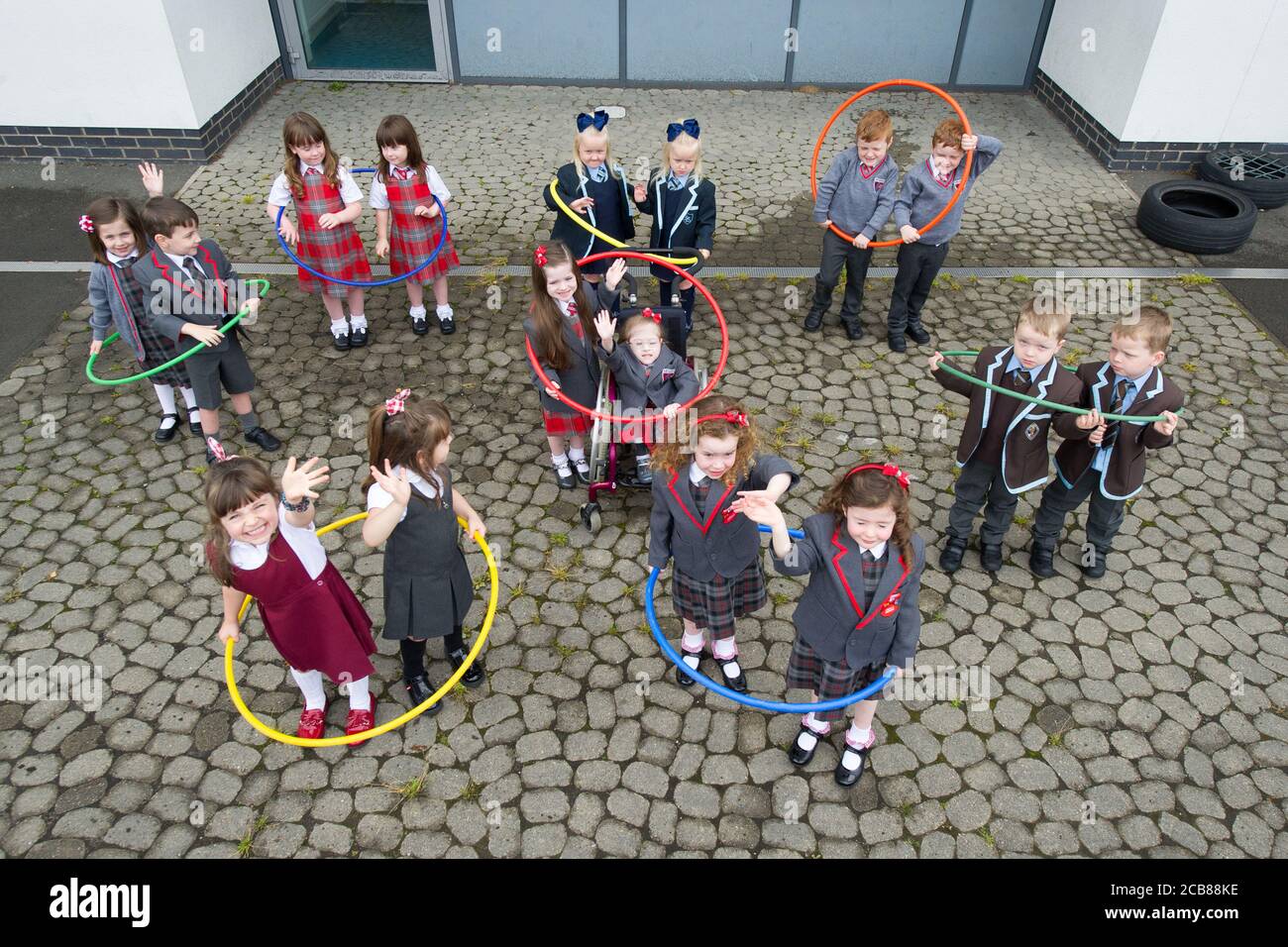 Port Glasgow, Scozia, Regno Unito. 11 Agosto 2020. Nella foto: Otto set di gemelli iniziano la scuola a Inverclyde otto set di gemelli sono impostati per iniziare il loro primo giorno di scuola a Inverclyde. Nomi: (Riga superiore L-R) aria & Isla McLaughlin; Alice & Penny Beer; Connor & John Branchfield; (riga centrale L-R) ben & Stuart Miller; (riga inferiore L-R) (riga inferiore L-R) Lola & Malena Perez Malone; Eva & Iona Metcalf. Credit: Colin Fisher/Alamy Live News Foto Stock
