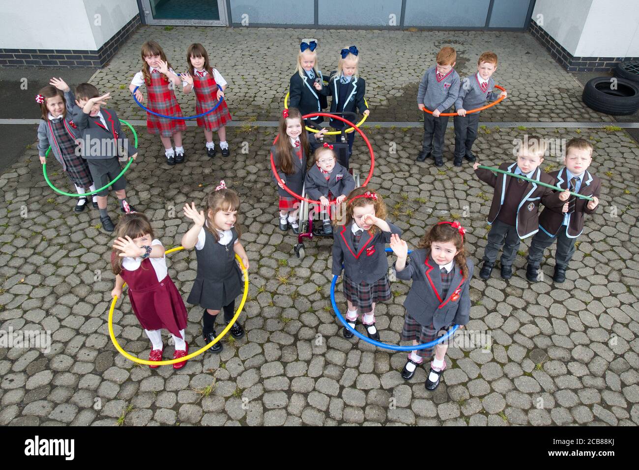 Port Glasgow, Scozia, Regno Unito. 11 Agosto 2020. Nella foto: Otto set di gemelli iniziano la scuola a Inverclyde otto set di gemelli sono impostati per iniziare il loro primo giorno di scuola a Inverclyde. Nomi: (Riga superiore L-R) aria & Isla McLaughlin; Alice & Penny Beer; Connor & John Branchfield; (riga centrale L-R) ben & Stuart Miller; (riga inferiore L-R) (riga inferiore L-R) Lola & Malena Perez Malone; Eva & Iona Metcalf. Credit: Colin Fisher/Alamy Live News Foto Stock