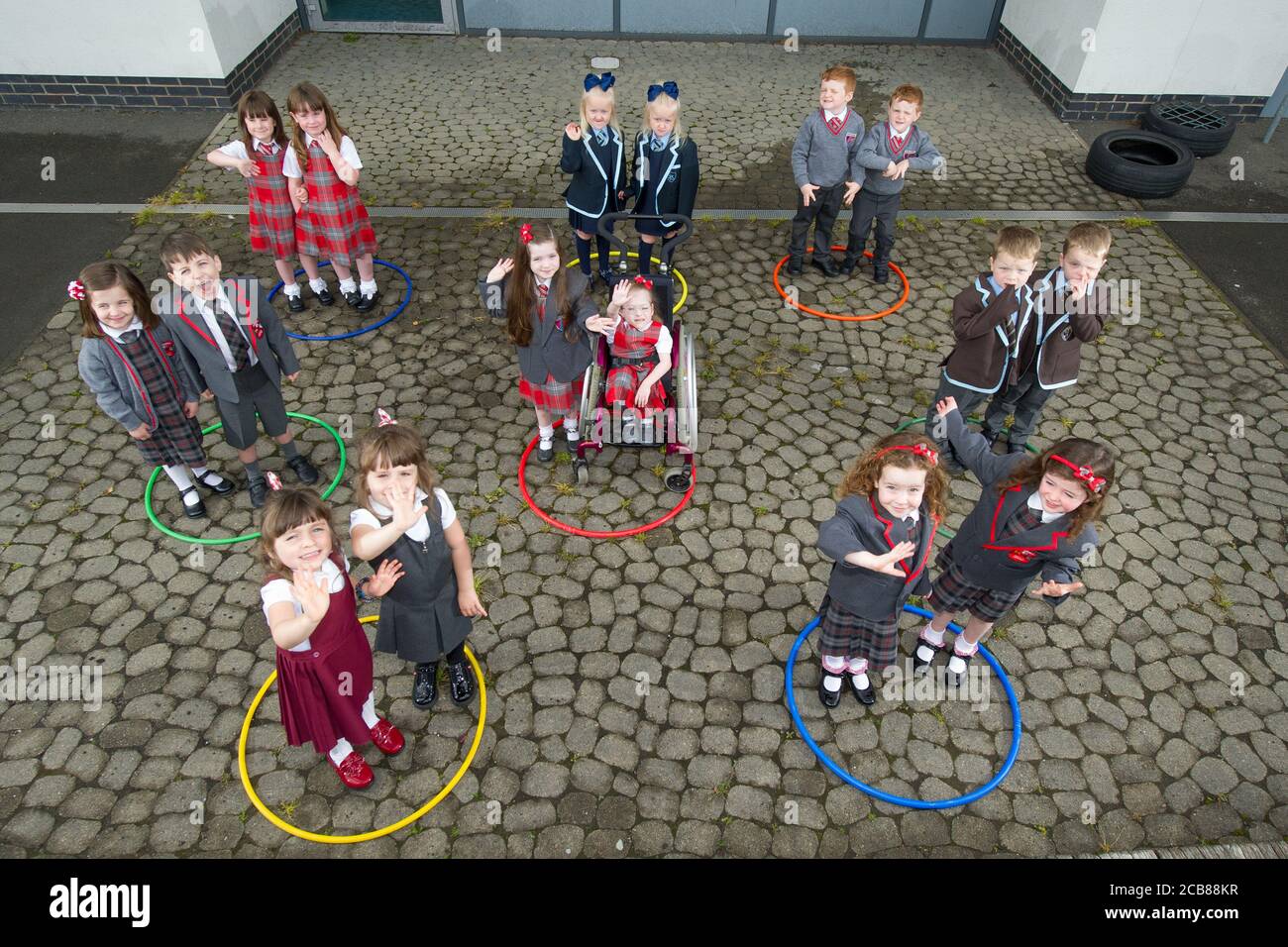 Port Glasgow, Scozia, Regno Unito. 11 Agosto 2020. Nella foto: Otto set di gemelli iniziano la scuola a Inverclyde otto set di gemelli sono impostati per iniziare il loro primo giorno di scuola a Inverclyde. Nomi: (Riga superiore L-R) aria & Isla McLaughlin; Alice & Penny Beer; Connor & John Branchfield; (riga centrale L-R) ben & Stuart Miller; (riga inferiore L-R) (riga inferiore L-R) Lola & Malena Perez Malone; Eva & Iona Metcalf. Credit: Colin Fisher/Alamy Live News Foto Stock
