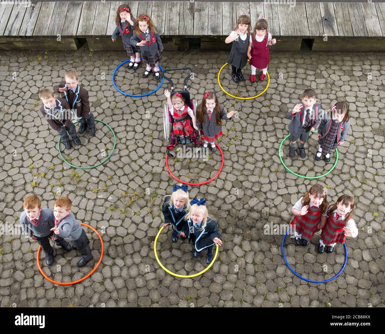 Port Glasgow, Scozia, Regno Unito. 11 Agosto 2020. Nella foto: Otto set di gemelli iniziano la scuola a Inverclyde otto set di gemelli sono impostati per iniziare il loro primo giorno di scuola a Inverclyde. Nomi: (Riga superiore L-R) Eva & Iona Metcalf; Lola & Malena Perez Malone; (riga centrale L-R) ben & Stuart Miller; (riga inferiore L-R) Connor & John Branchfield; Alice & Penny Beer; aria & Isla McLaughlin. Credit: Colin Fisher/Alamy Live News Foto Stock