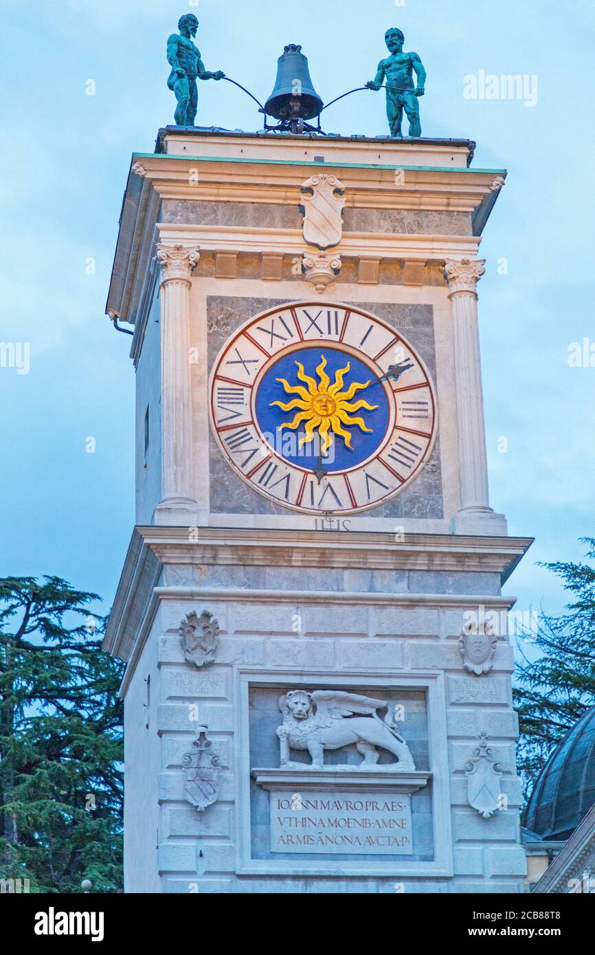 Torre dell'Orologio al tramonto a Udine Italia Foto Stock