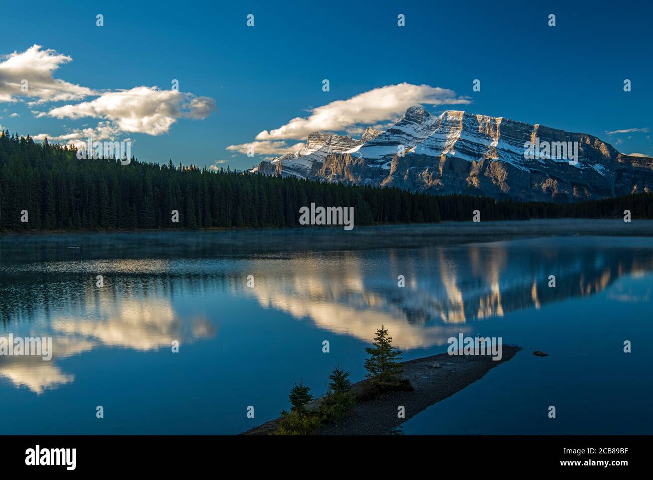 Il Monte Rundle si riflette nel Two Jack Lake, Banff National Park, Alberta, Canada Foto Stock