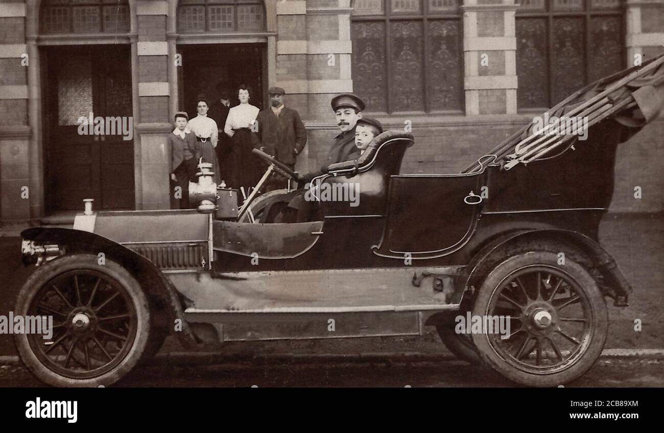 Immagine archivistica storica dell'auto da turismo Stevens-Duryea modello U, circa: 1906-07. La Stevens-Duryea era una delle prime vetture più costose. Questa auto sembra essere guidata da un autista. Posizione sconosciuta. Foto Stock