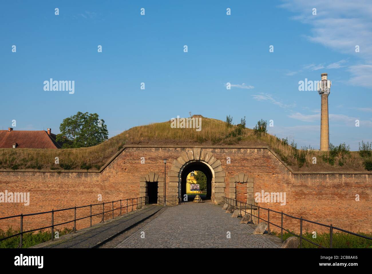 Lato esterno della porta d'acqua superiore ('Horni vodni brana') della fortezza Terezin (Theresienstadt) con una parte di un ponte sopra un fossato. Foto Stock