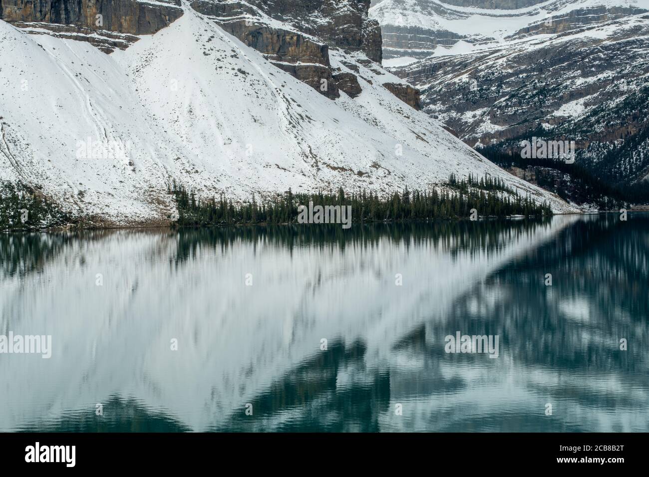 Neve fresca sulla Bow Mountain riflessa in Bow Lake, Banff National Park, Alberta, Canada Foto Stock