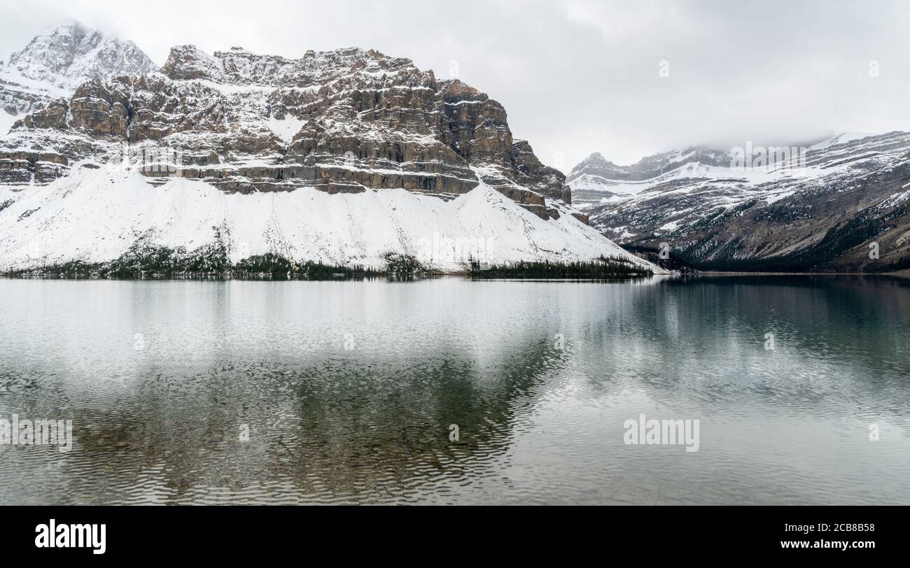 Neve fresca sulla Bow Mountain riflessa in Bow Lake, Banff National Park, Alberta, Canada Foto Stock