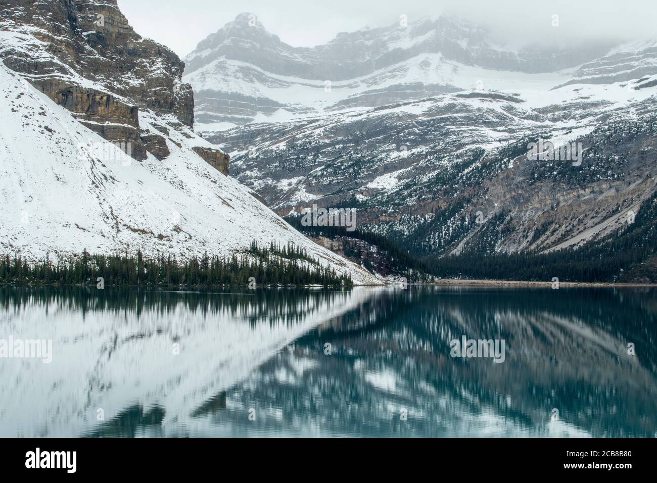 Neve fresca sulla Bow Mountain riflessa in Bow Lake, Banff National Park, Alberta, Canada Foto Stock