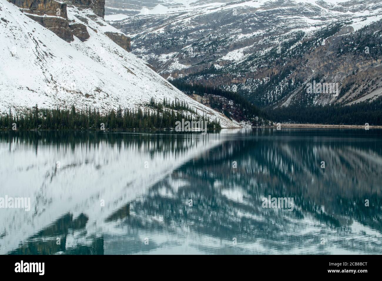 Neve fresca sulla Bow Mountain riflessa in Bow Lake, Banff National Park, Alberta, Canada Foto Stock