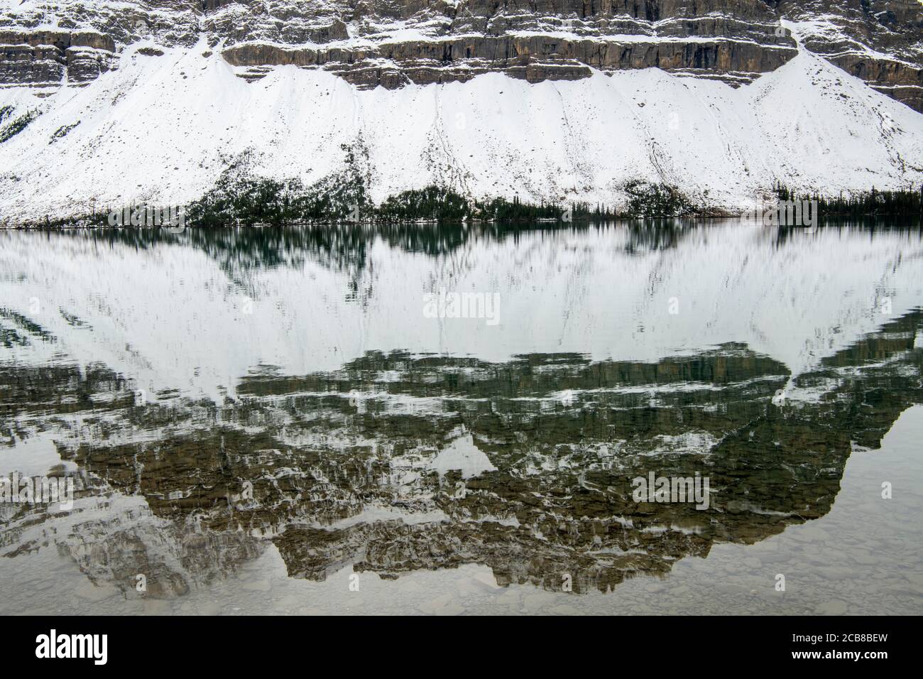 Neve fresca sulla Bow Mountain riflessa in Bow Lake, Banff National Park, Alberta, Canada Foto Stock