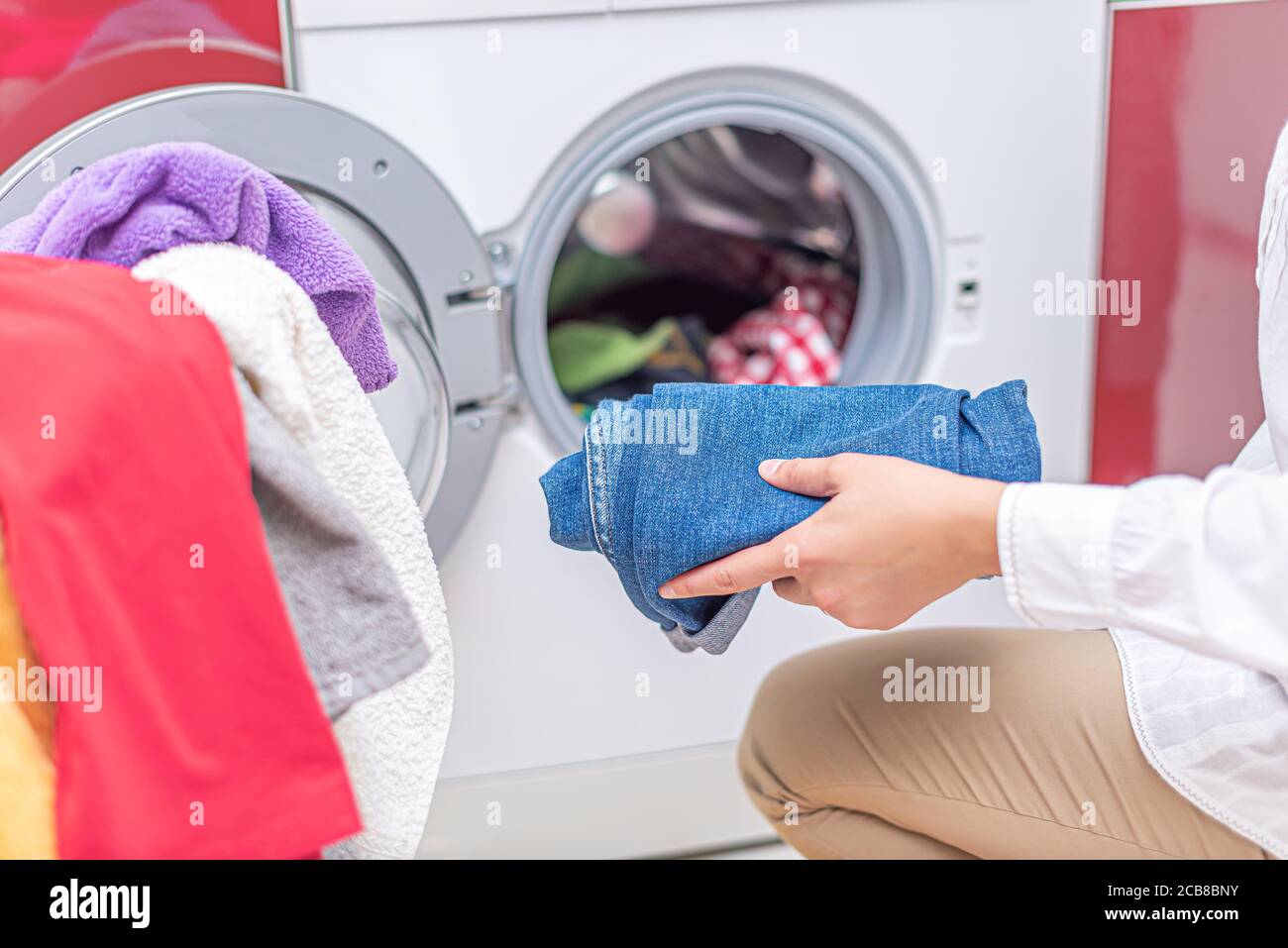 Preparazione del ciclo di lavaggio. Foto Stock