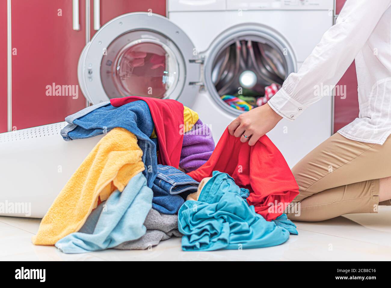 Preparazione del ciclo di lavaggio. Foto Stock