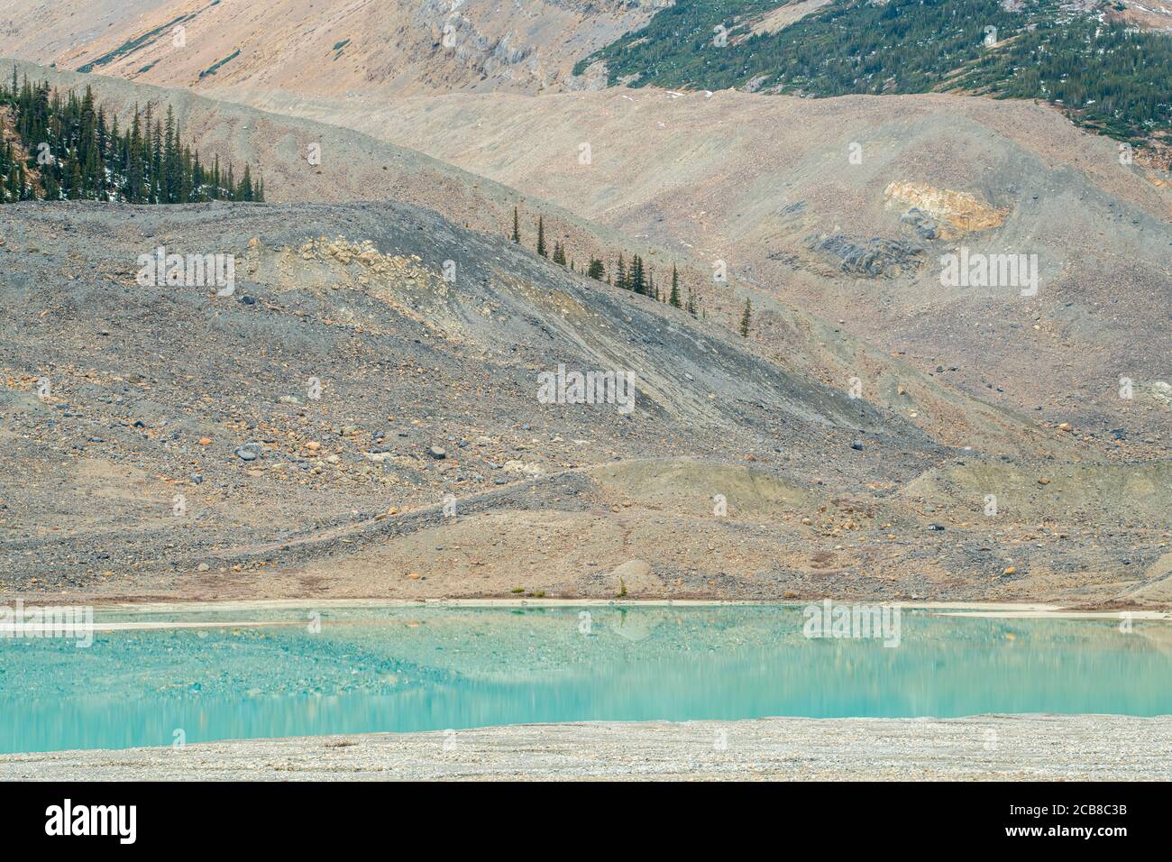 Riflessioni in un lago glaciale a Columbia Icefields, Jasper National Park, Alberta, Canada Foto Stock