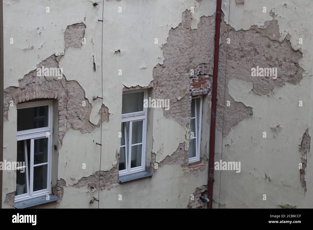 Su una strada chiamata Klimentska a Praga, si possono vedere alcuni edifici in uno stato di restauro, con parti rotte di pareti esterne, esponendo mattoni. Foto Stock