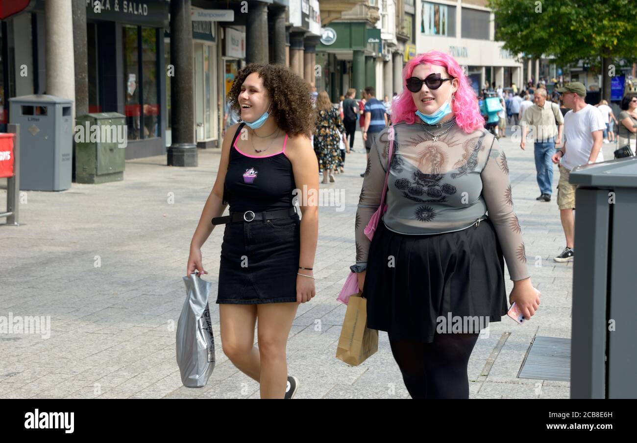 Due giovani donne, stile insolito, capelli rosa, Foto Stock