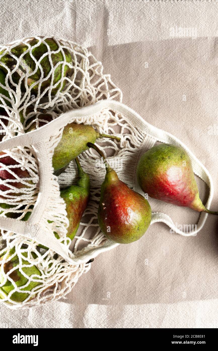 Pere biologiche nei sacchetti riutilizzabili eco-friendly stringa di alimentari sacchetti. Shopping bag con frutta. Verdure di mercato locale. Prodotti agricoli. Concetto di stile di vita ecologico. Foto Stock