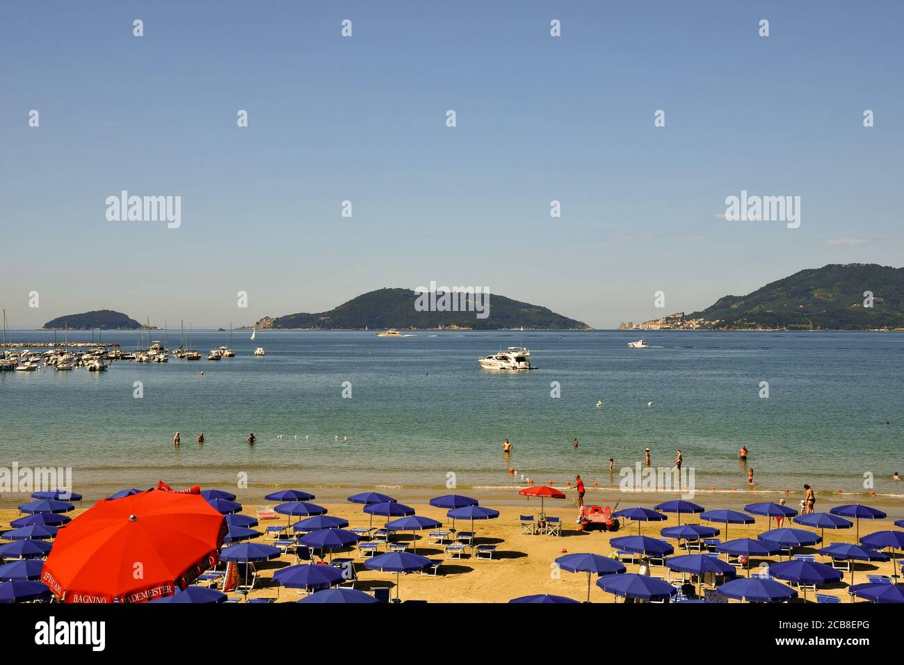 Vista panoramica del Golfo dei Poeti da una spiaggia con le isole di Tino e Palmaria e il promontorio di Porto Venere, Lerici, Liguria, Italia Foto Stock