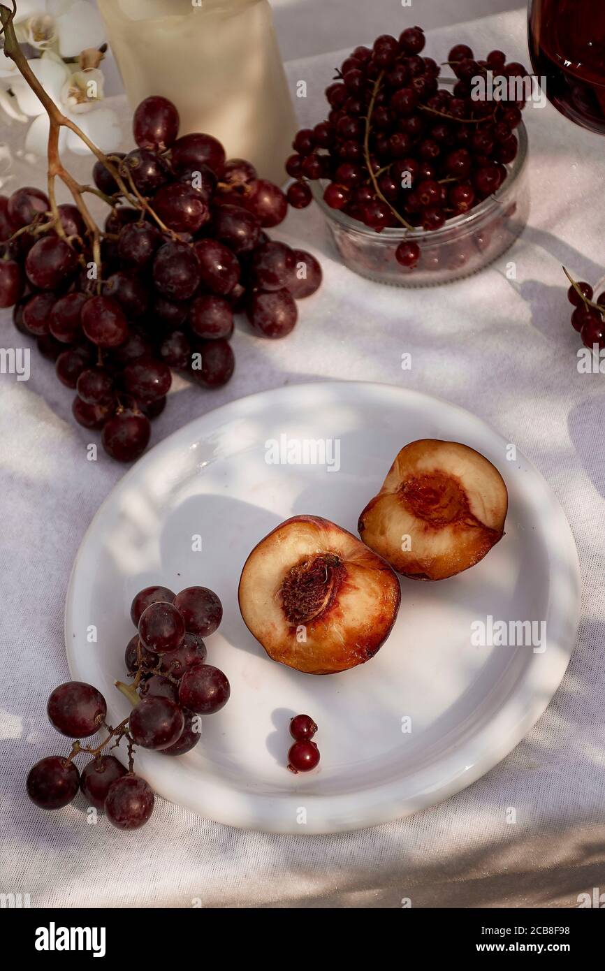 Ancora vita di una ciotola di frutta sopra un romano colonna di design per esterni Foto Stock