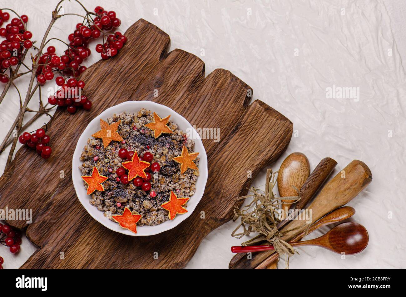 Tradizionale kutya natalizia con arancio candito a forma di stella. Stella è uno dei simboli di Natale. Foto Stock