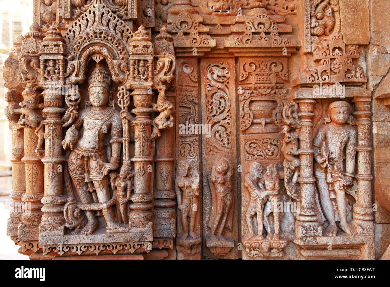 Incredibili sculture in pietra nel tempio indiano Sahastra Bahu (SAS-Bahu) a Nagda, Udaipur, Rajasthan, India. Foto Stock