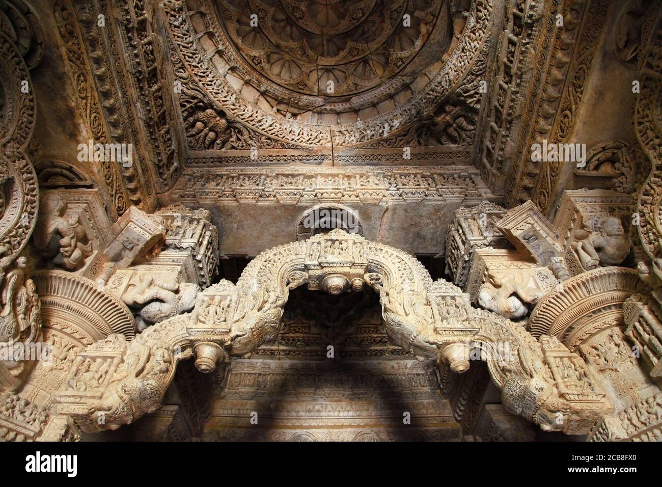 Incredibili sculture in pietra nel tempio indiano Sahastra Bahu (SAS-Bahu) a Nagda, Udaipur, Rajasthan, India. Foto Stock