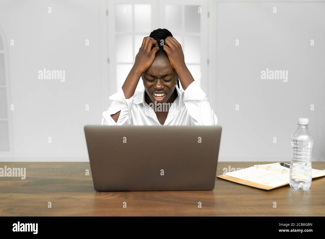 Frustrata disonorata lavoratrice d'ufficio afroamericana che viene licenziata da concetto di lavoro Foto Stock