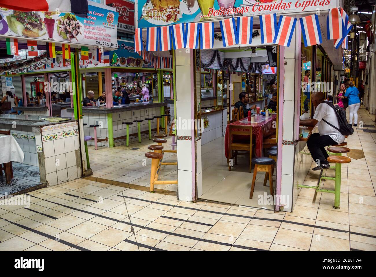 Food Court nella zona centrale del mercato, provincia di San Jose, San Jose, Costa Rica Foto Stock