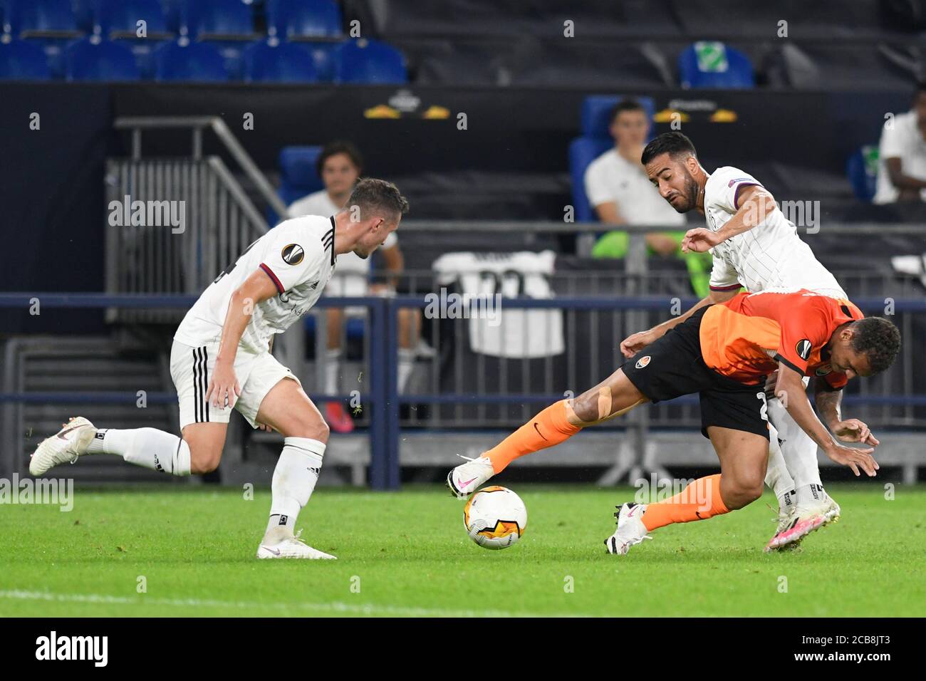 Gelsenkirchen, Germania. 11 Agosto 2020. Calcio, Europa League, Final-Eight, quarto finale: Schachtjor Donezk - FC Basilea all'Arena Verltins. Alan Patrick (M) di Donetsk e Samuele campo (r) di Basilea e Taulant Xhaka (l) di Basilea combattono per la palla. Credit: Bernd Thissen/dpa/Alamy Live News Foto Stock