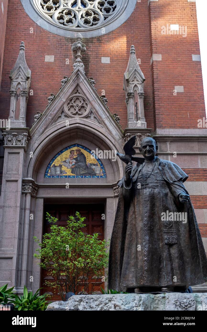 Chiesa di Sant'Antuano, Beyoglu, Istanbul, Turchia. Scultura del Santo Antuano all'ingresso della vecchia chiesa. Foto Stock