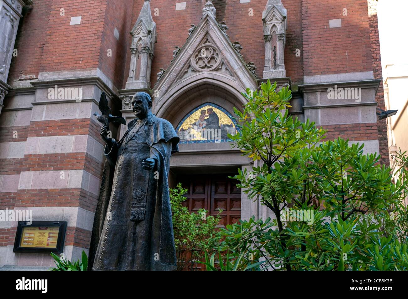 Chiesa di Sant'Antuano, Beyoglu, Istanbul, Turchia. Scultura del Santo Antuano all'ingresso della vecchia chiesa. Foto Stock