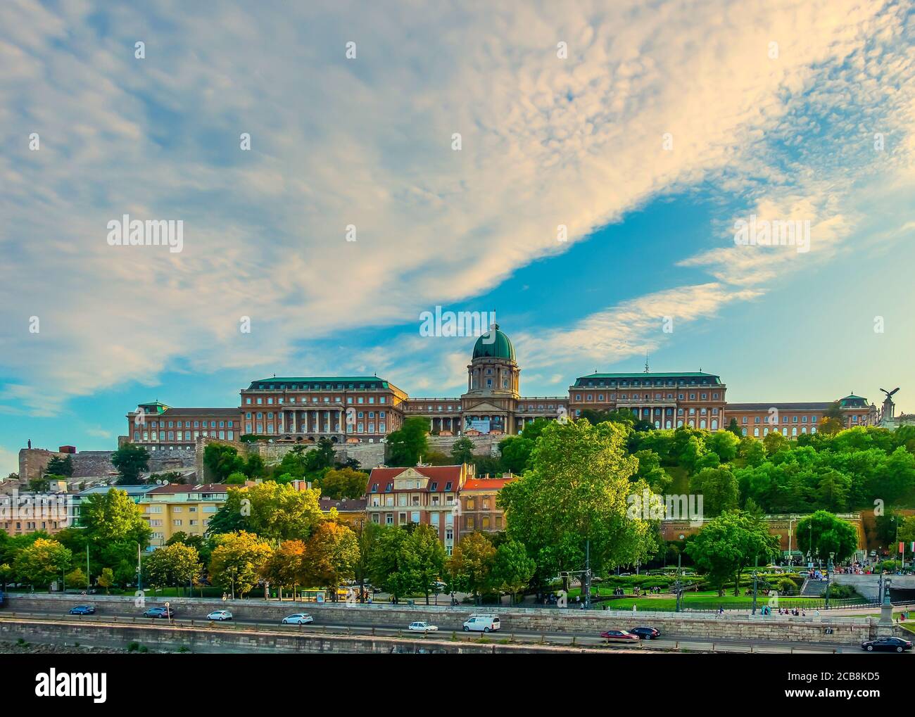Budapest, Ungheria, 2019 agosto, vista del castello di Buda al tramonto Foto Stock