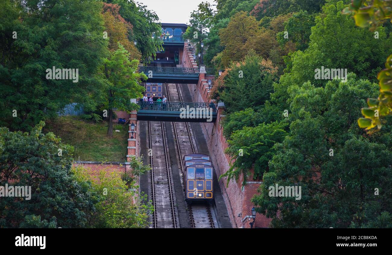 Budapest, Ungheria, 2019 agosto, vista di un tram dalla Funicolare del Castello o Budavári Sikló che conduce al Castello di Buda Foto Stock