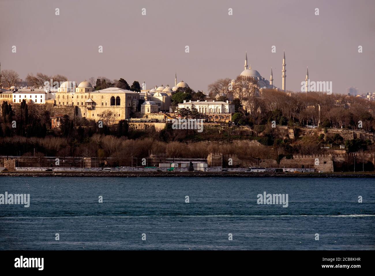 Vista dalla costa di Sarayburnu, la penisola storica e le cupole del Palazzo Topkapi a Istanbul Foto Stock