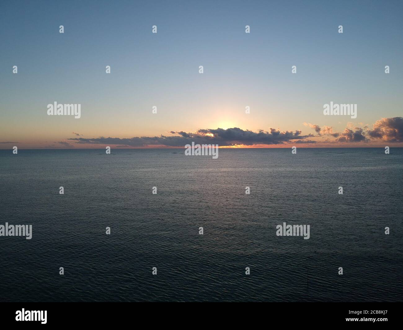 Tramonto sulla spiaggia paradisiaca Foto Stock