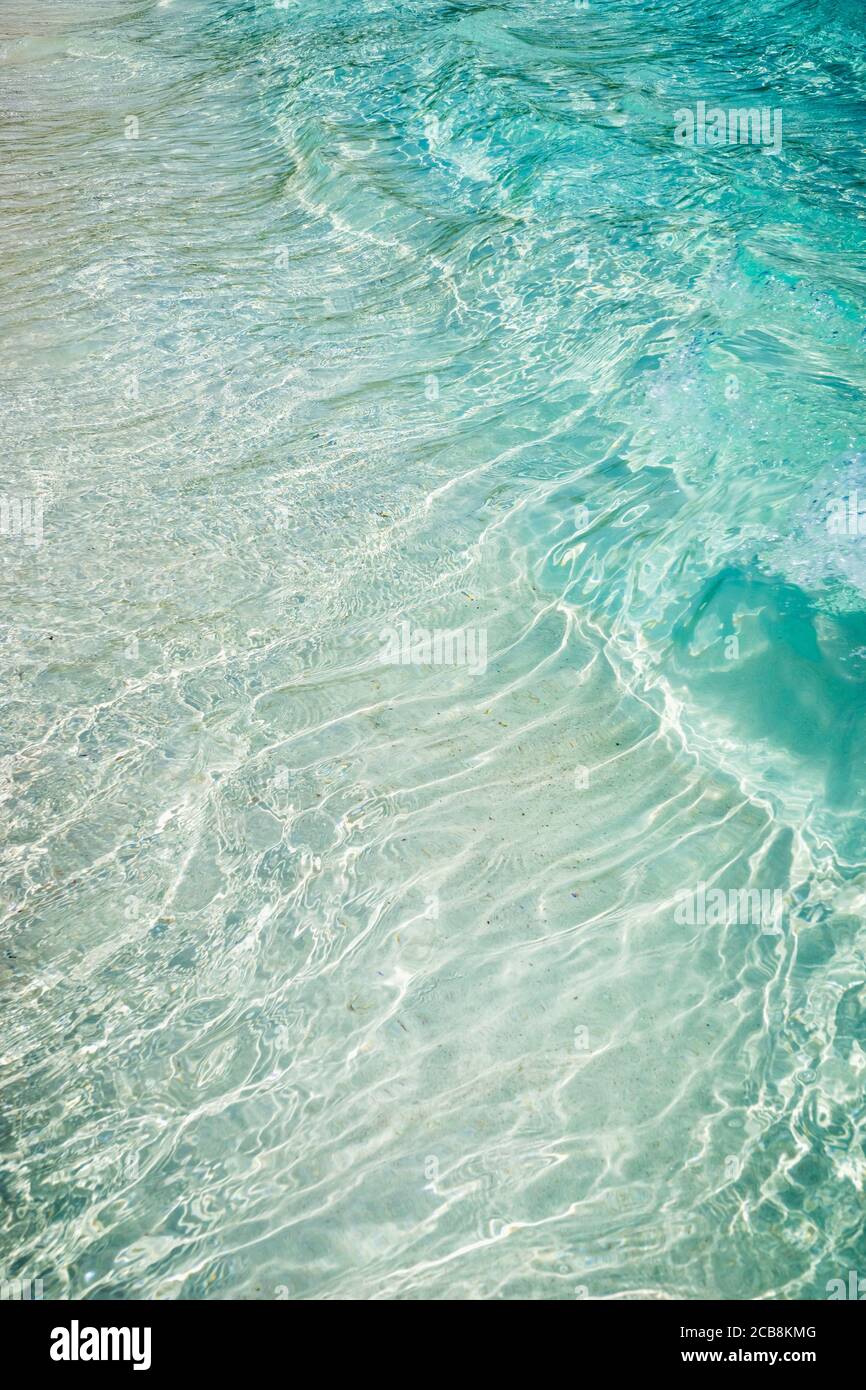 Carta da parati blu turchese con acqua di mare, disegno astratto con struttura ondulata in tonalità turchesi. Foto Stock