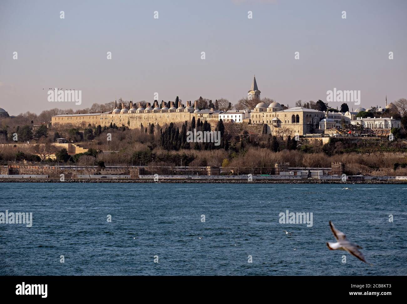 Vista dalla costa di Sarayburnu, la penisola storica e le cupole del Palazzo Topkapi a Istanbul Foto Stock
