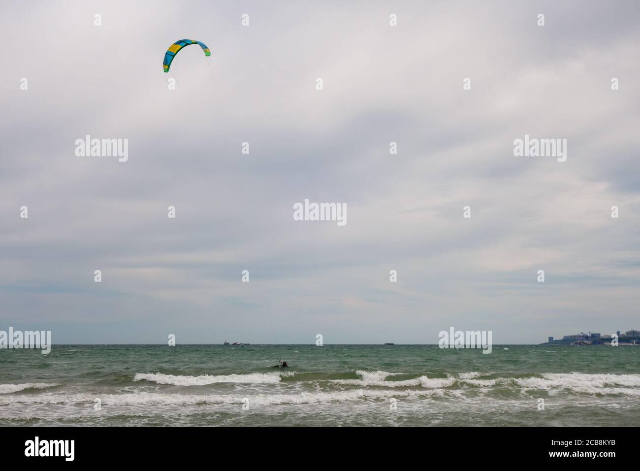 Diverse vele di surfisti kate in mare sullo sfondo di una grande città. Odessa. Ucraina. 2020.05.24. Foto Stock