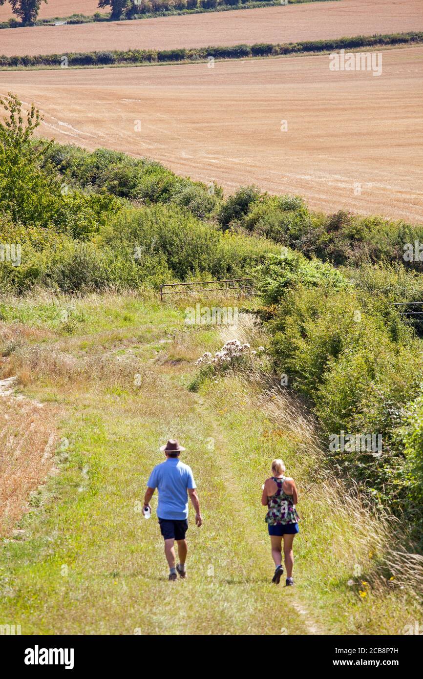 Persone che camminano a Ewelme Oxfordshire sul Chiltern lungo la strada Distanza sentiero nel Chilterns Inghilterra UK Foto Stock