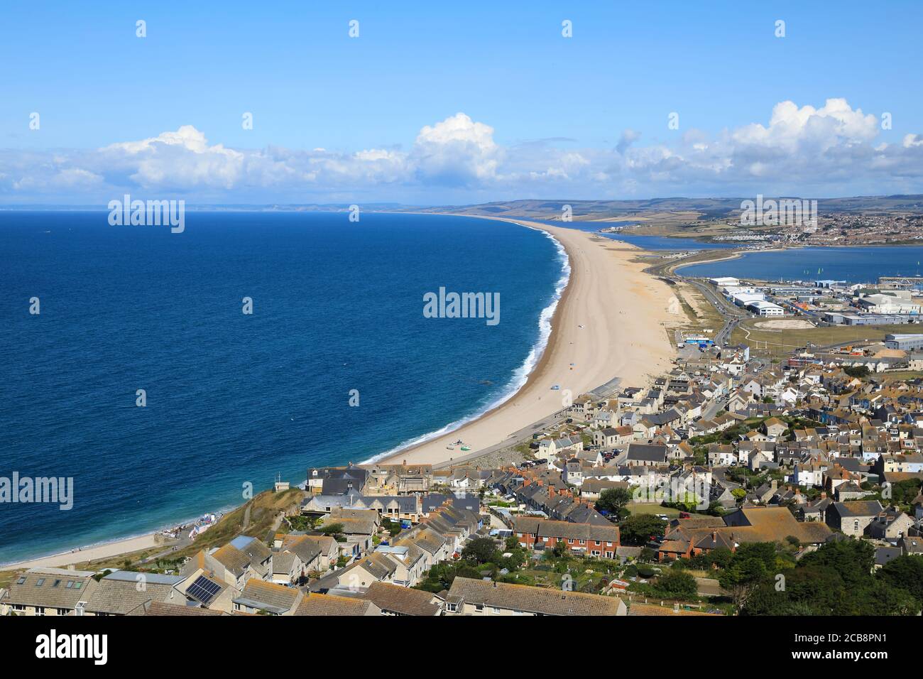 Chesil Beach, una spiaggia di 18 km di lunghezza, da Portland a West Bay, e uno dei luoghi di interesse più rappresentativi del Dorset, il Regno Unito Foto Stock
