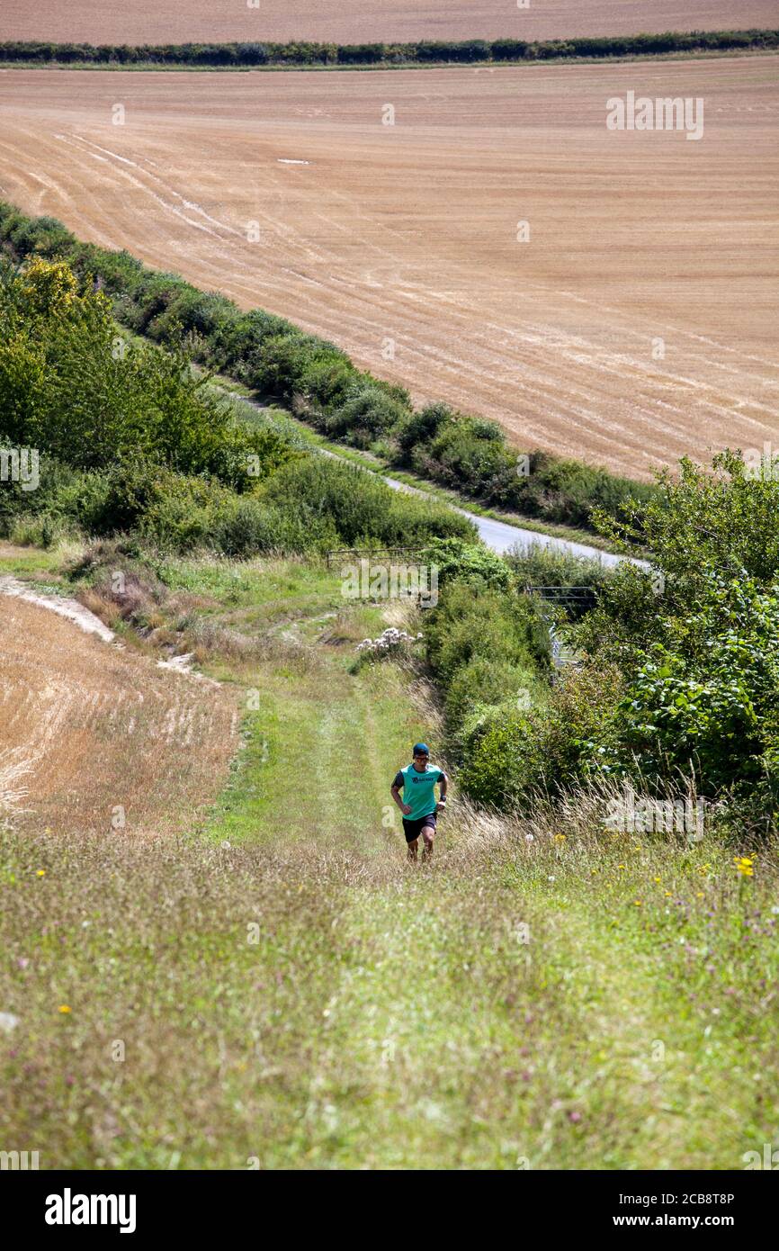 Persone che camminano a Ewelme Oxfordshire sul Chiltern lungo la strada Distanza sentiero nel Chilterns Inghilterra UK Foto Stock