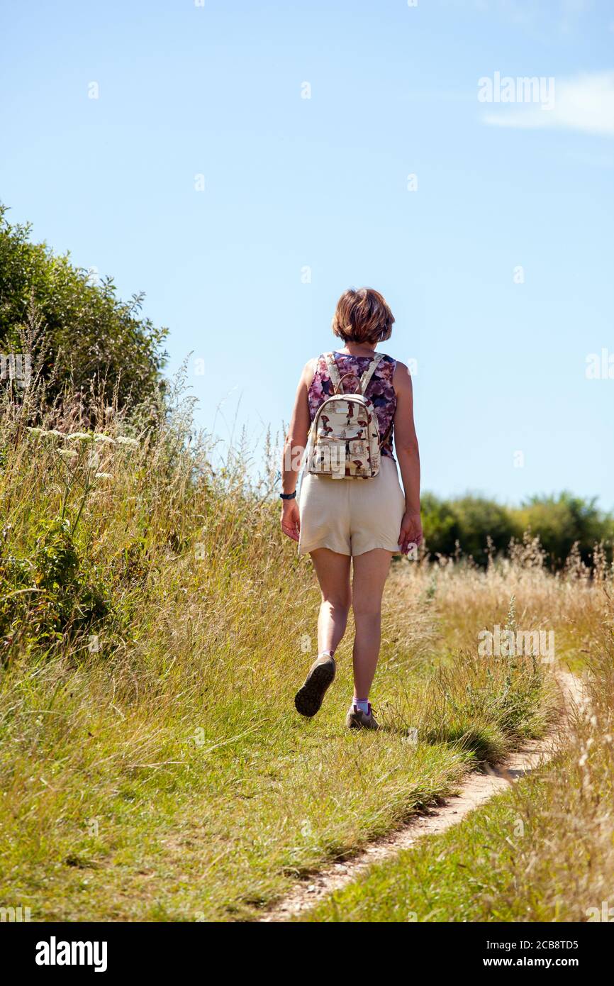 Persone che camminano a Ewelme Oxfordshire sul Chiltern lungo la strada Distanza sentiero nel Chilterns Inghilterra UK Foto Stock