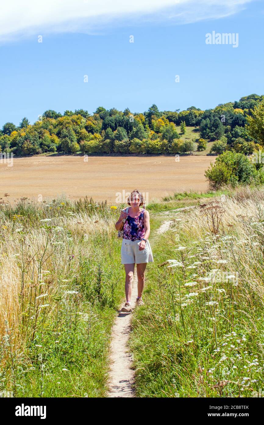 Persone che camminano a Ewelme Oxfordshire sul Chiltern lungo la strada Distanza sentiero nel Chilterns Inghilterra UK Foto Stock